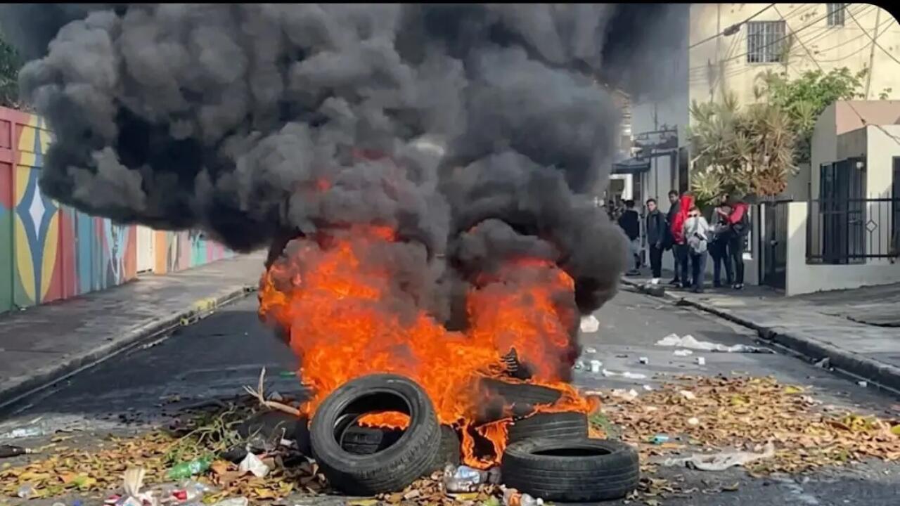 Protestas-y-enfrentamientos-en-SFM-Estudiantes-del-Liceo-Manuel-Maria-Castillo-exigen-mejoras